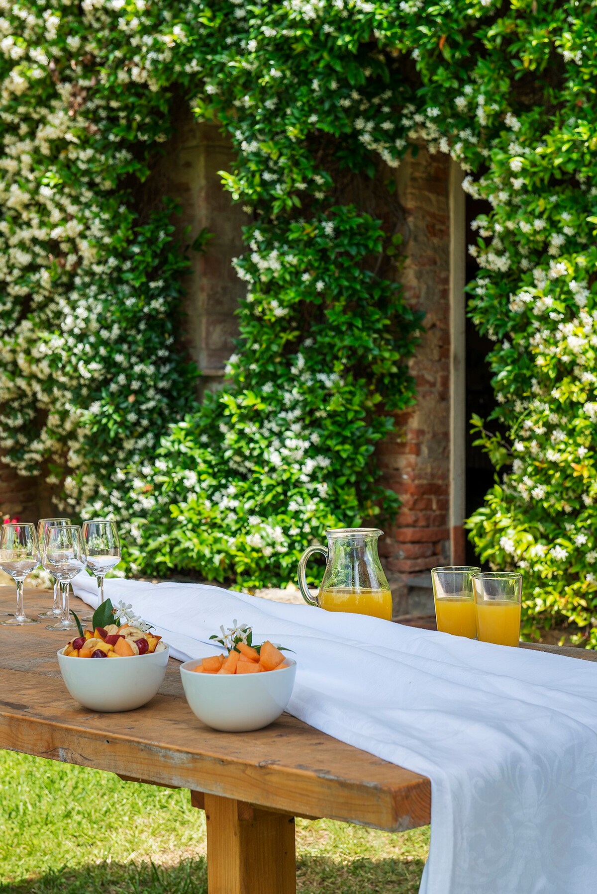 Beautiful wooden table to enjoy your meals in the countryside